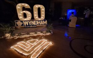 Bersama Seniman Lokal, Wyndham Surabaya Ajak Masyarakat Ikut Peduli Lingkungan dengan Gerakan Earth Hour