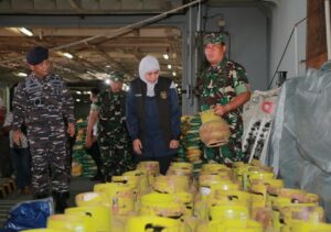 FORKOPIMDA Jatim Kembali Kirim Logistik Melalui KRI dr Soeharso ke Masalembu