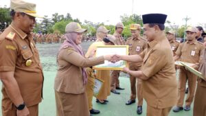 Apresiasi Jajarannya, Bupati Berikan Penghargaan Kepatuhan Publik