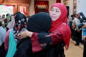 Silaturahmi dengan Keluarga Korban Tragedi Kanjuruhan di Grahadi, Gubernur Khofifah Siapkan Bantuan Usaha dan Akses Prioritas Masuk SMA/SMK Negeri
