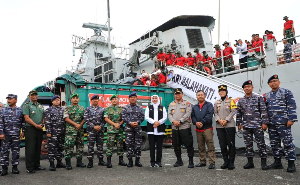 Gubernur Khofifah Lepas KRI Malahayati 362 Bawa Bantuan Logistik ke Pulau Masalembu Sumenep