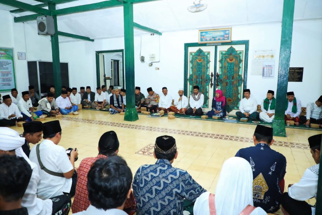 Safari Ramadhan: Jelajah Sejarah Gubernur Khofifah ke Masjid Legendaris Jawa Timur