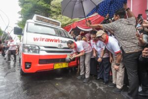 Integrasikan Transportasi Umum di Surabaya, Wali Kota Eri Resmikan Pengoprasian 52 Unit Angkutan Feeder 