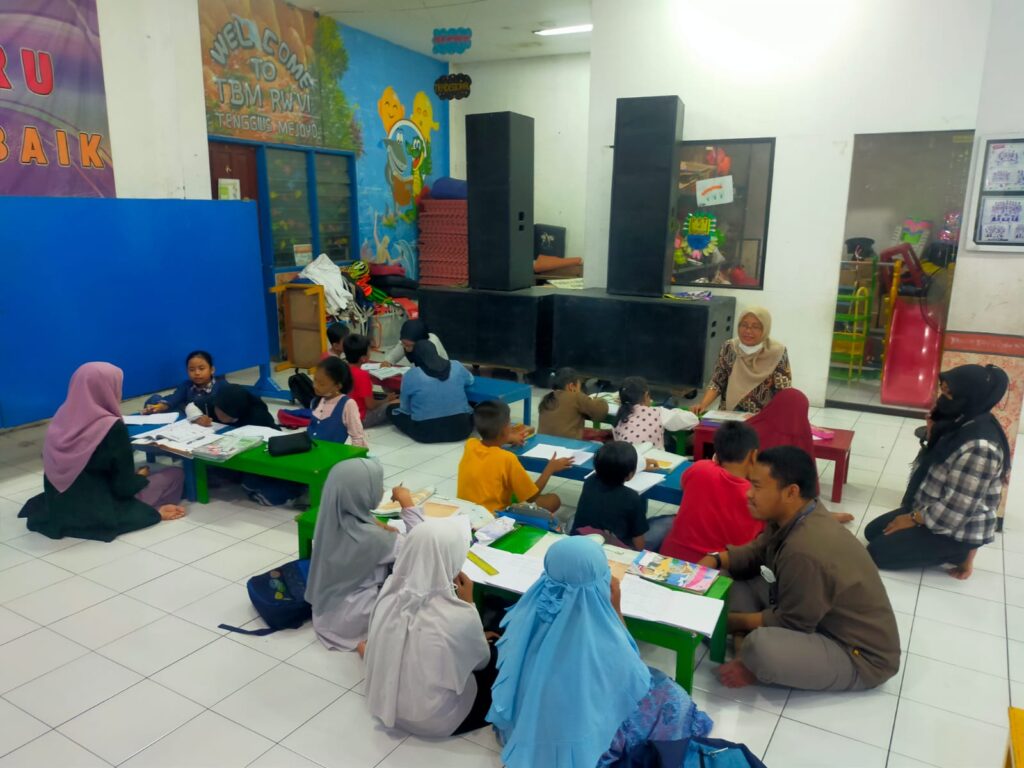 Antusiasme Anak-anak Surabaya Belajar dan Ngaji Bareng di Balai RW
