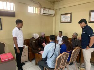 Dinyatakan Lengkap, Tersangka dan Barang Bukti Perkara ”Kebaya Merah” Dilimpahkan Ke Kejari Surabaya
