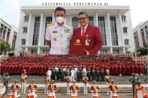 Hasto Mahasiswa Terbaik dan Diwisuda Doktor Pertahanan, Kader PDIP Surabaya: Kami Bangga!
