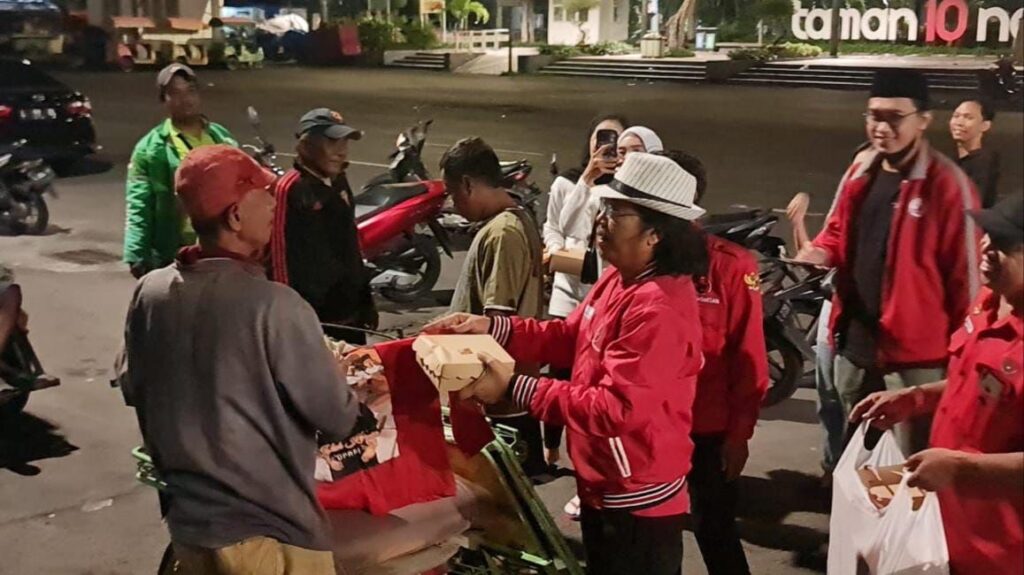 Grebek Sahur Awal Ramadhan, TMP PDIP Surabaya Berbagi Berkah ke Warga Masyarakat