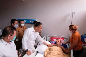 Jenguk Petugas Satpol PP Korban Tabrakan, Wali Kota Eri Minta Proses Hukum Tidak Boleh Berhenti