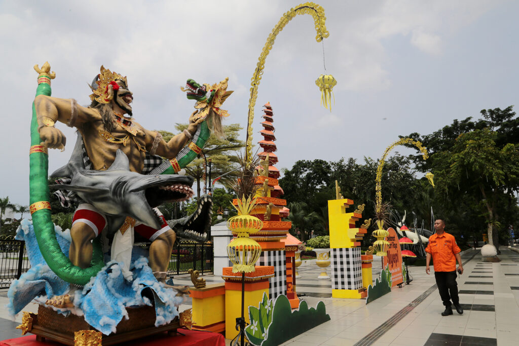 Jelang Peringatan Nyepi, Ogoh-Ogoh dan Dekorasi Pura Ada di Balai Kota dan Balai Pemuda Surabaya