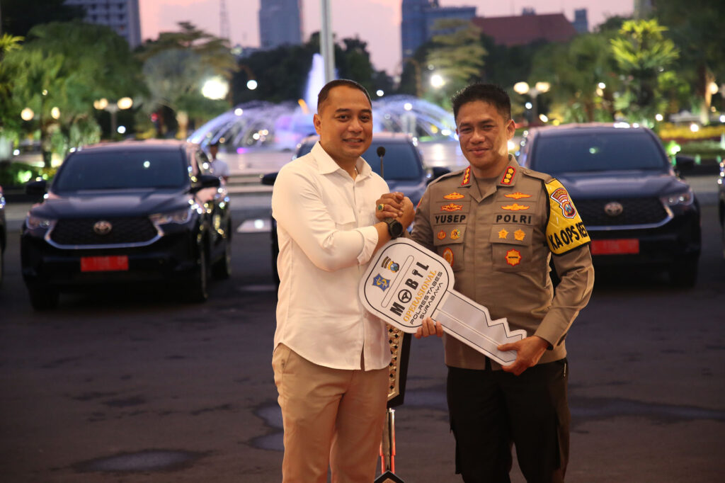 Wali Kota Eri Cahyadi Serahkan 11 Mobil Operasional Pinjam Pakai ke Polrestabes Surabaya