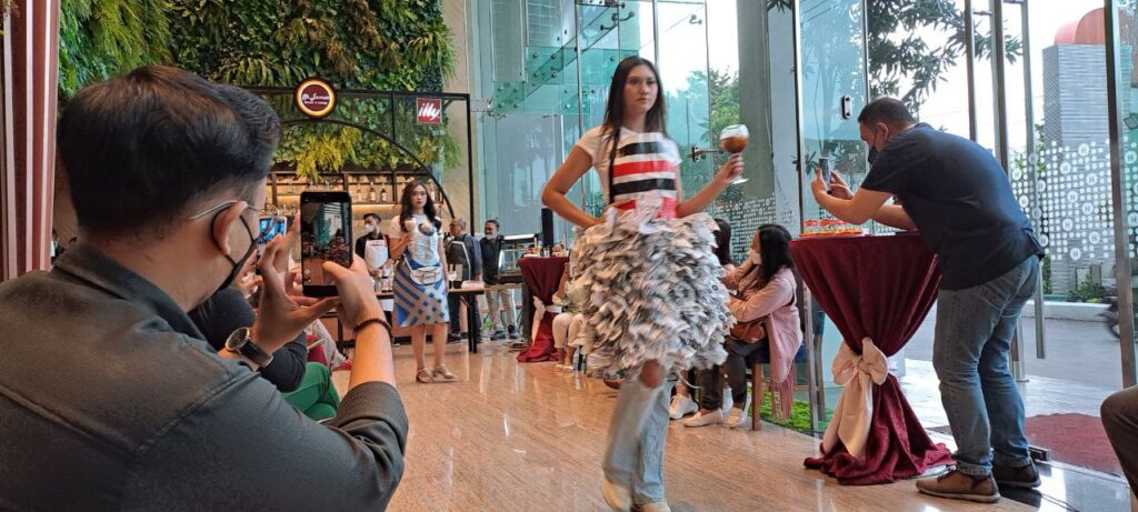 Apron Lobby Party Harris Gubeng Surabaya, Hadirkan 5 Apron Fashion Art