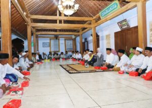 Gubernur Khofifah Kagumi Perpaduan Nuansa Spritual dan Kultural Bangunan Abad ke-18 Masjid Jami’ Tegalsari Ponorogo