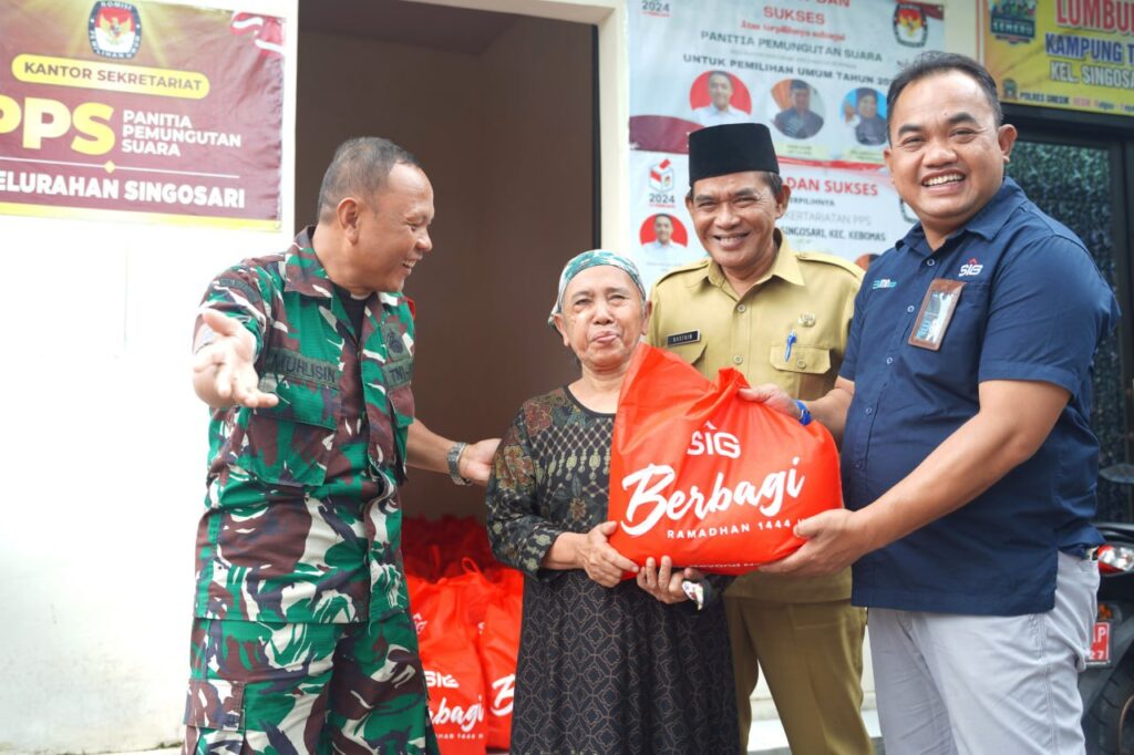 SIG Bagikan 1.535 Paket Sembako Ramadan di Enam Desa, Kabupaten Gresik