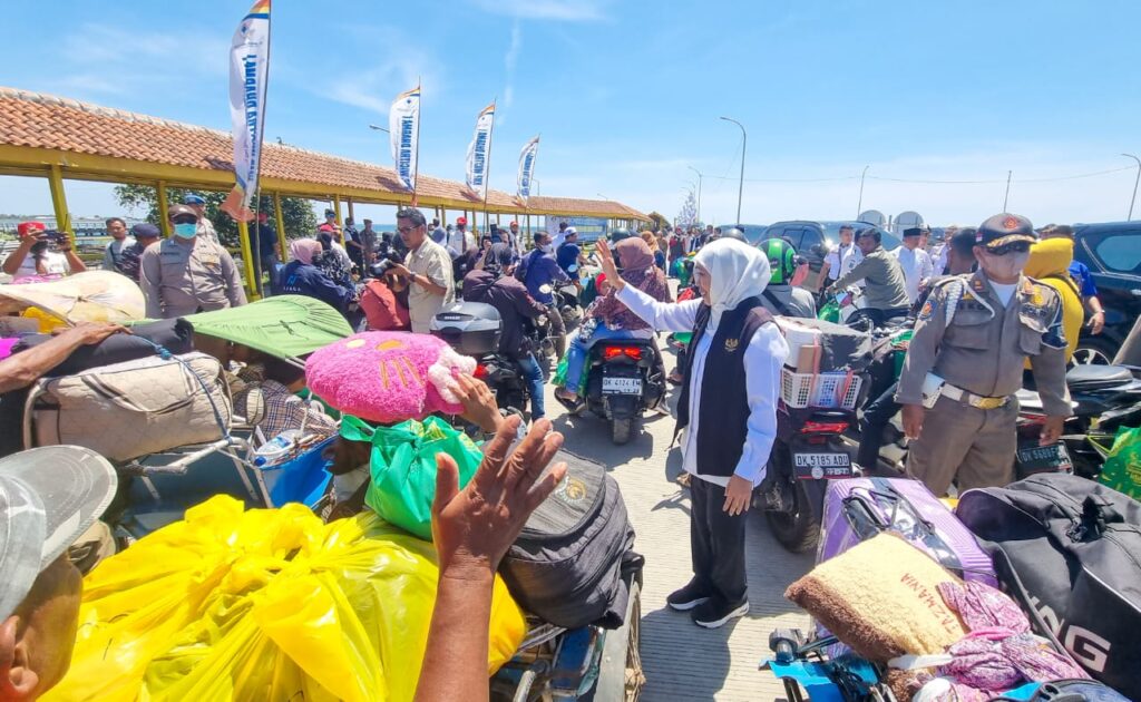 Gubernur Khofifah Fasilitasi Ribuan Masyarakat Mudik Gratis ke Pulau Raas