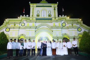 Gubernur Khofifah Kagumi Perpaduan Arsitektur Masjid Jami’ Panembahan Somala – Sumenep