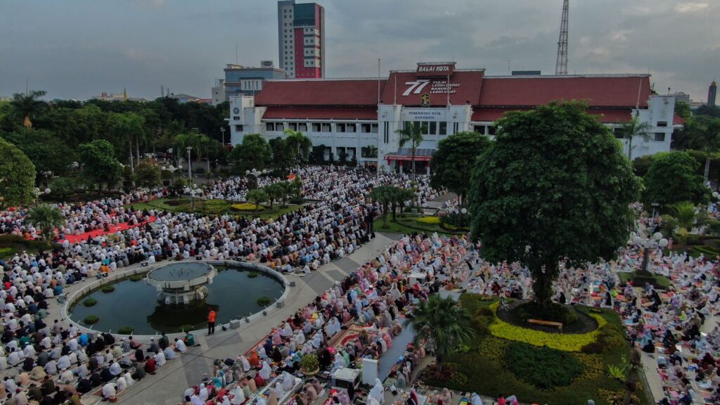 Shalat Id di Taman Surya, Wali Kota Eri Cahyadi: Waktunya Kita Bangkit Menciptakan Kesejahteraan di Surabaya!