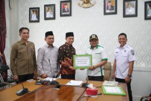 Pemkab Tanbu Serahkan Dana Hibah ke 8 Parpol