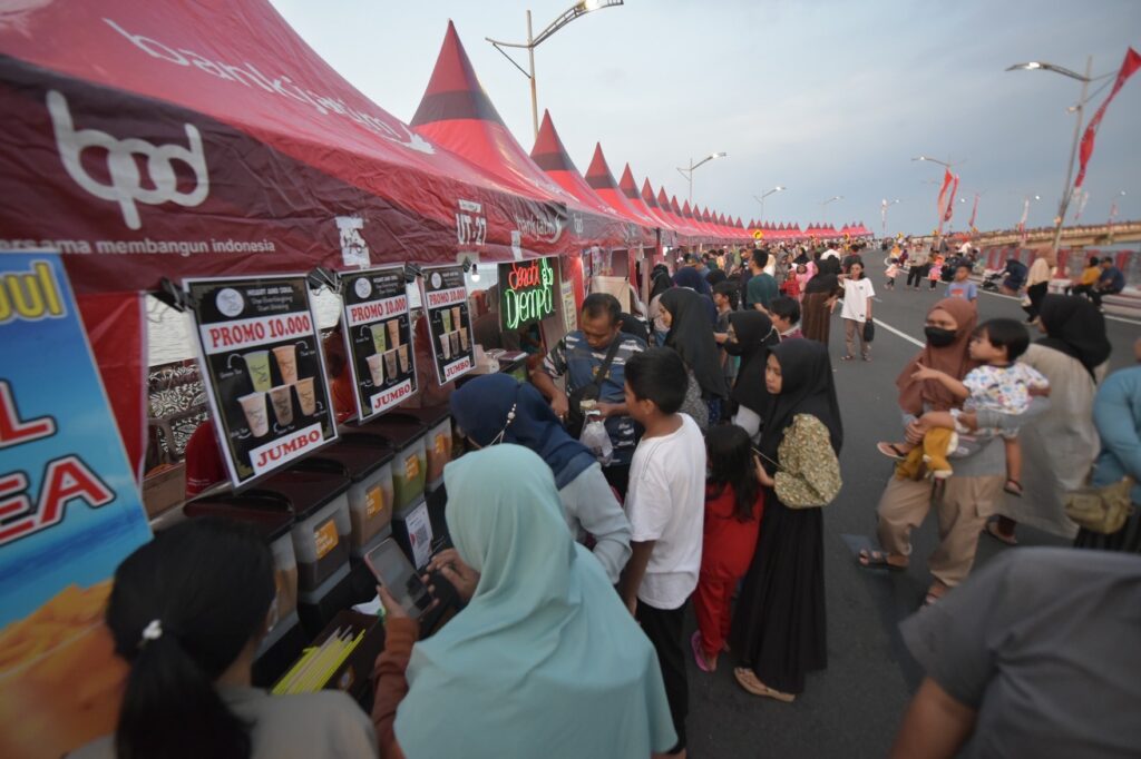 Lewat Festival Ramadan, Pemkot Surabaya bersama Bank Jatim Bangkitkan Ekonomi UMKM di Jembatan Suroboyo