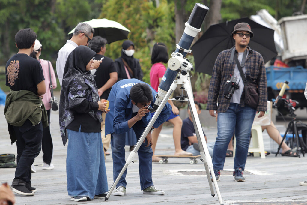 Surabaya Astronomy Club Pantau Gerhana Matahari Hibrida di Balai Kota