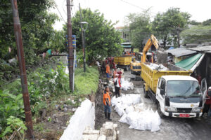 Pemkot Surabaya Gerak Cepat Perbaiki Pelapis Tanggul Jebol Penyebab Banjir di Mayjen Sungkono