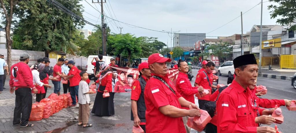 Terus Bergerak Untuk Masyarakat, Kader Banteng Surabaya Bagi-bagi Takjil