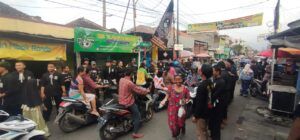 Bulan Ramadhan, Pesilat PSHT Rayon Tambak Asri Bagi Takjil di Jalan