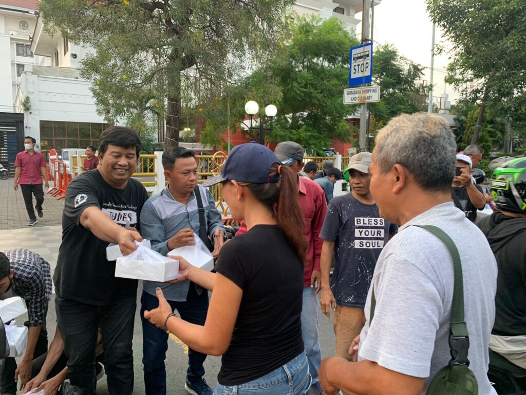 Pokja Jurnalis Dewan Kota Surabaya Bagikan Ratusan Takjil di Jalan Yos Sudarso