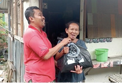 Ungkap Rasa Sukur, Wartawan KOMPAK Bagikan Paket Sembako di Empat Kota