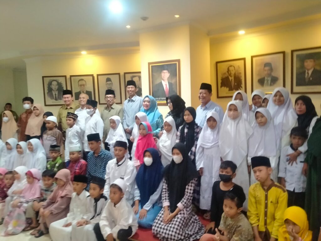 Jelang Labaran Idul Fitri, DPRD Surabaya Santuni Ratusan Anak Yatim Piatu