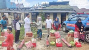 Pemda Tanbu Salurkan Bantuan untuk Korban Kebakaran di Pemukiman Kelurahan Kampung Baru