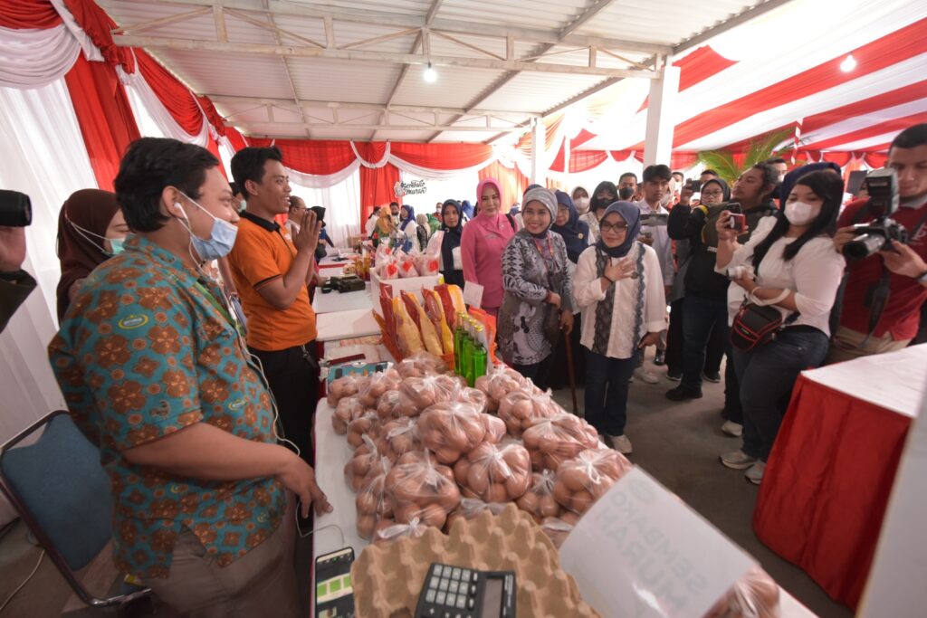 GOW Gelar Garage Sale dan Sembako Ramadhan, Keluarga Miskin Surabaya Beli Pakaian Hanya Rp 2 Ribuan