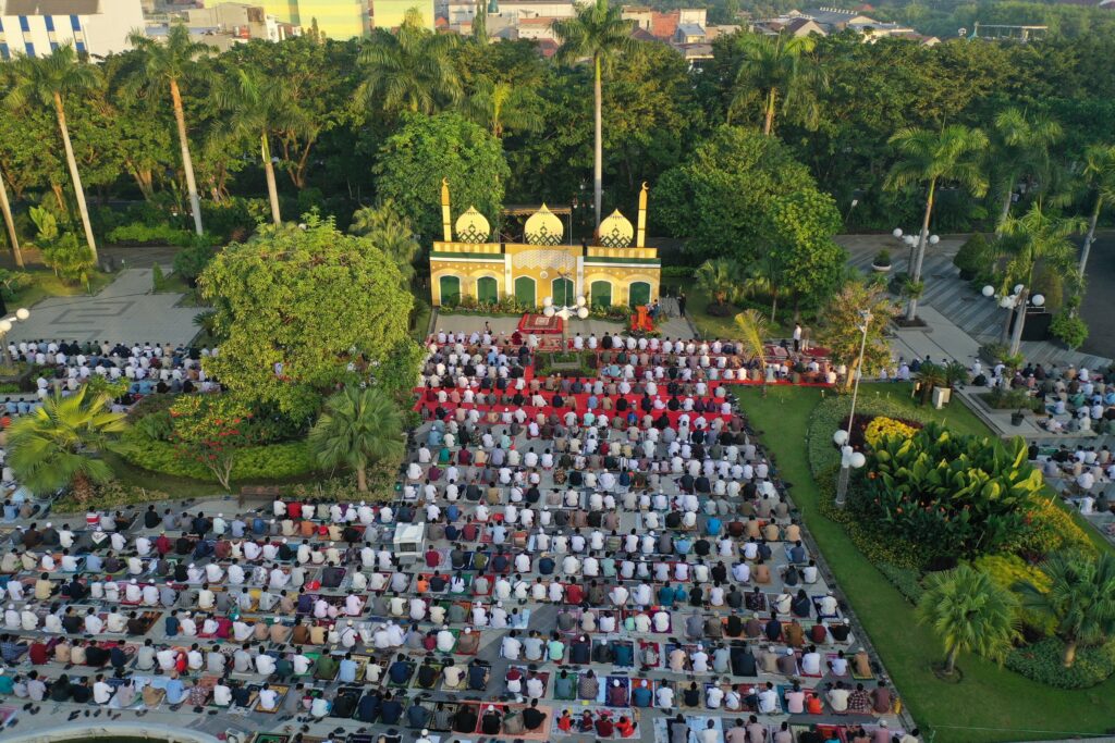 Wali Kota Eri Cahyadi Shalat Id di Taman Surya Bersama Warga Surabaya
