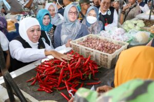 Gubernur Khofifah Pastikan Stok dan Harga Bapok Stabil di Pasar Panarukan Situbondo Jelang Lebaran