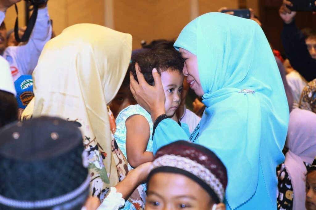 Berbagi Ceria Bersama 750 Anak Yatim, Gubernur Khofifah: Wujud Kolaborasi dan Sinergitas Perkuat Kesahalehan Sosial