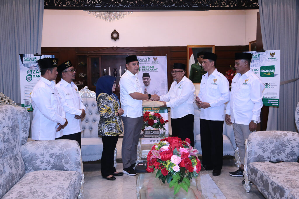 Jalankan Instruksi Presiden Jokowi, Wali Kota Eri Salurkan Zakat Melalui Baznas Surabaya