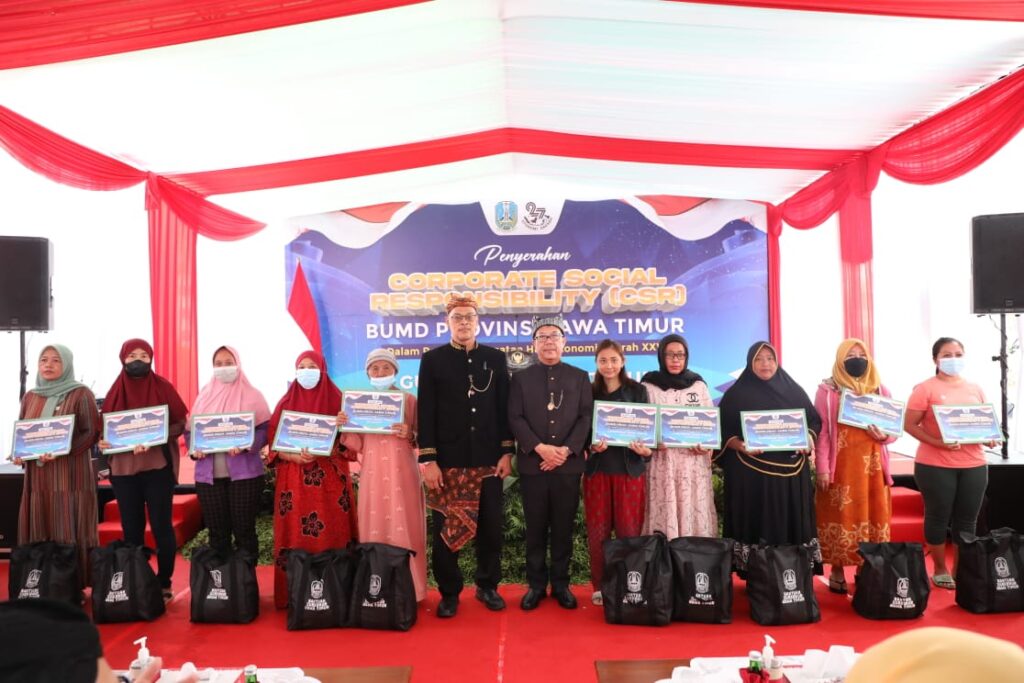 Gubernur Khofifah Bagikan 100 Paket Zakat Produktif  pada Pelaku Usaha Ultra Mikro Surabaya, Bentuk CSR BUMD Jatim