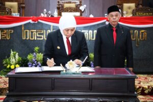 Gubernur Khofifah Terima Rekomendasi LKPJ TA 2022