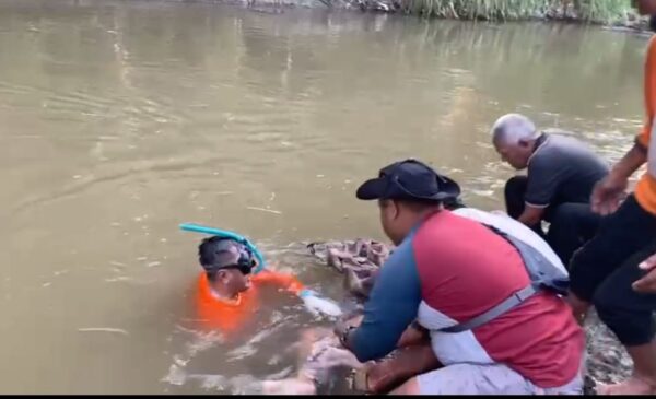 Penyelaman Sat Samapta Polres Kediri Temukan Jasat Pria Tenggelam di Sungai Konto