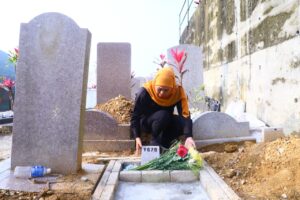 Ziarah ke Makam PMI Korban Covid-19 Asal Jatim di Hong Kong, Gubernur Khofifah Bangunkan Batu Nisan