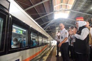 Gubernur Khofifah Tinjau Puncak Arus Balik di Stasiun Pasar Turi