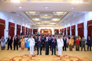 Gubernur Khofifah Sematkan Satyalencana Karya Satya pada 625 Guru Jatim