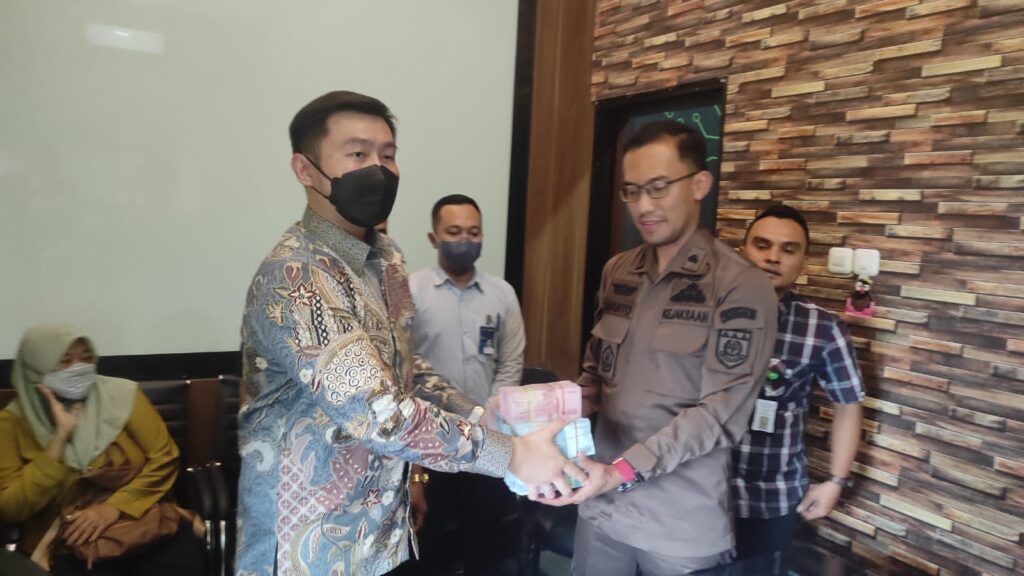 Kejari Tanjung Perak  Terima Pengembalian Uang Kerugian Negara Rp 250 Juta dari Dirut PT. ILI