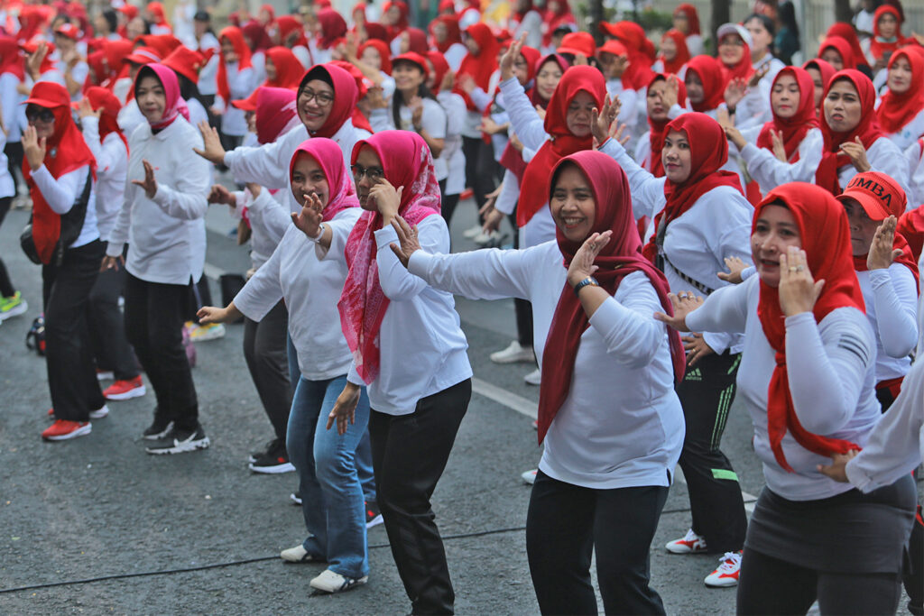 Ada Gebyar Senam Perwosi, Jalan Tunjungan Surabaya Berubah Jadi Merah Putih