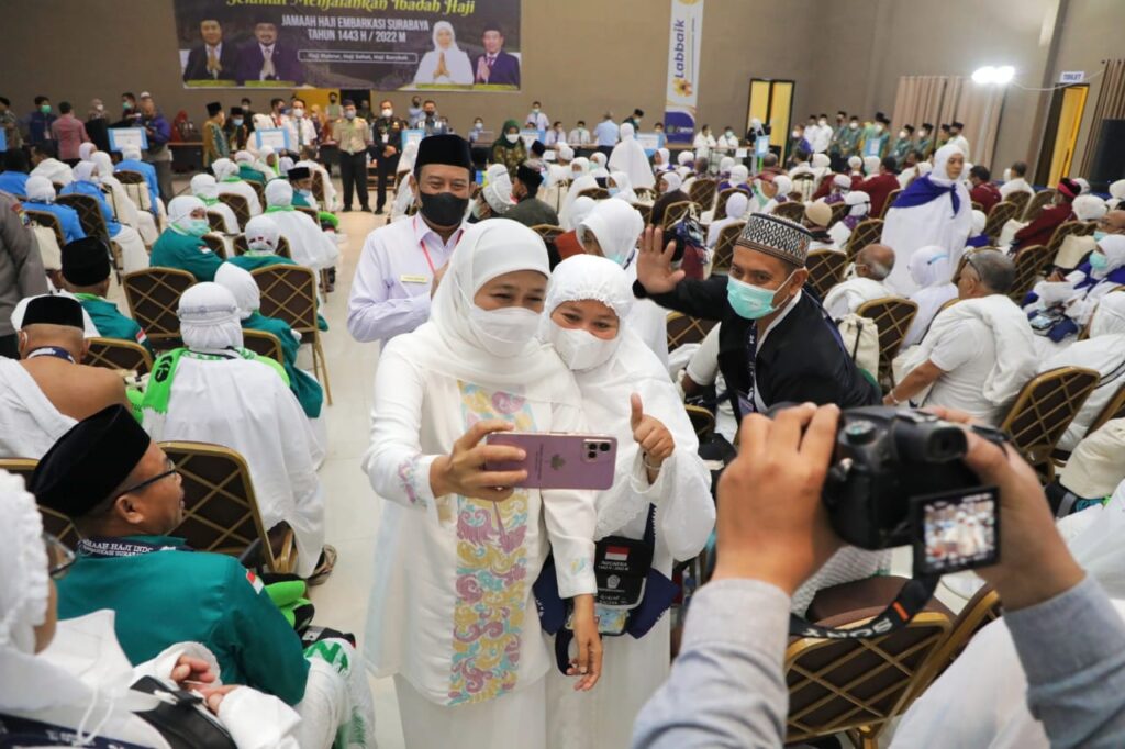 Gubernur Khofifah Ajak CJH Manfaatkan Aplikasi Haji Pintar untuk Akses Informasi Seputar Pelaksanaan Haji