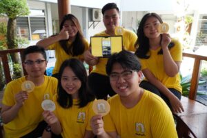 Bantu Kurangi Kemacetan di Siwalankerto, Mahasiswa PCU Pakai “Nunut”