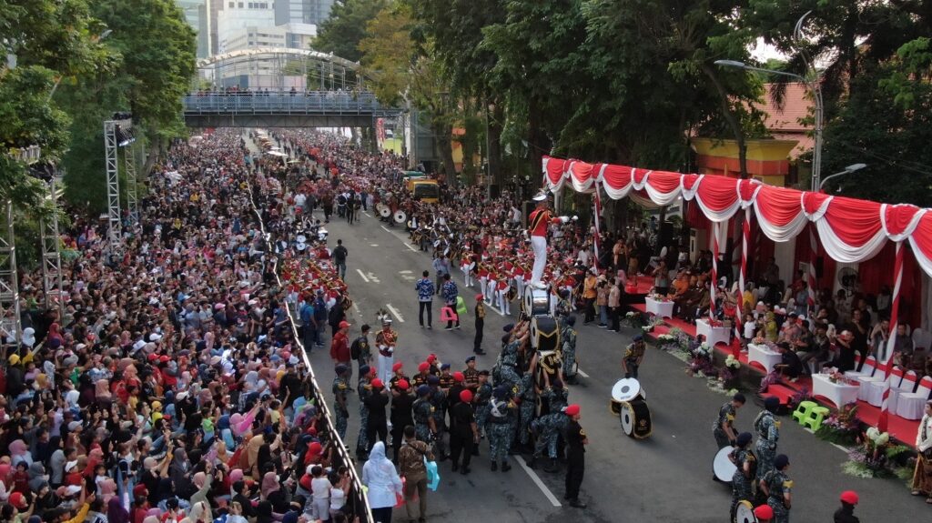 Meriah! Wali Kota Eri Berangkatkan 12 Kereta Kencana dalam Parade Surabaya Vaganza 2023     Berangkatkan Parade Surabaya Vaganza, Wali Kota Eri Cahyadi Ajak Warga Selalu Jaga Guyub Rukun