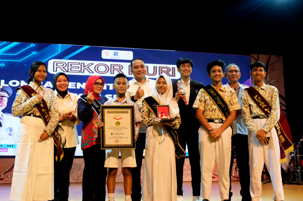 Pemkot Surabaya Pecahkan Rekor MURI Lomba Penelitian terbanyak Siswa SD-SMP