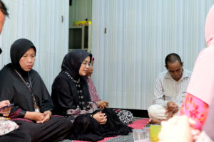 Istri Wali Kota Surabaya Takziah ke Rumah Duka Siswa Korban Pembunuhan