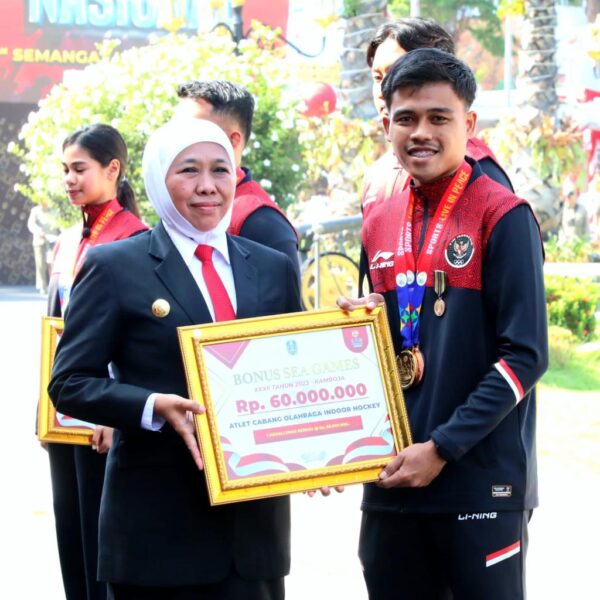 Gubernur Khofifah Beri Penghargaan Jer Basuki Mawa Beya pada Atlet Jatim yang Berprestasi di SEA Games Kamboja