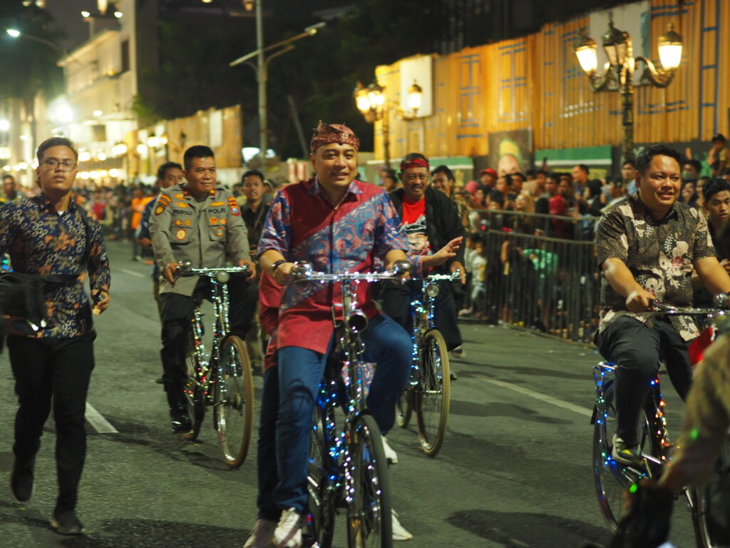 Pertama Kali Digelar Pemkot Surabaya, Gemerlap Light Parade Hiasi HJKS ke-730